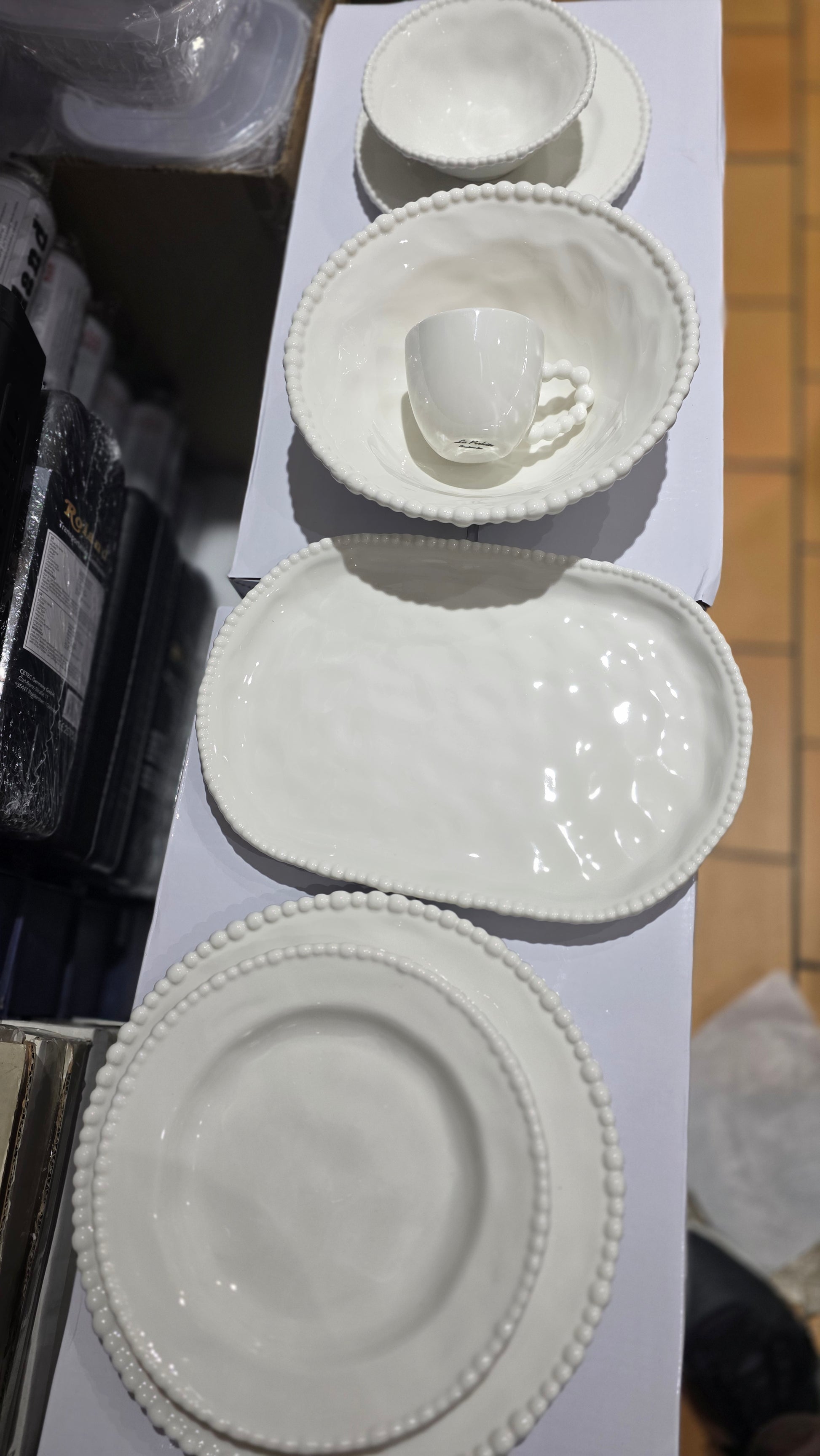 Service de table 18 pièces en porcelaine blanche et dorée | Greg Service de table 18 pièces en porcelaine blanche et dorée | Greg